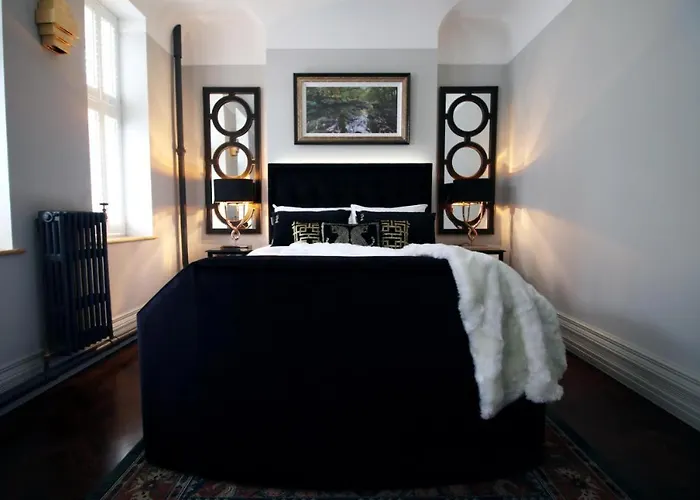 Cohost Partners Stylish Stay With King Bed And Luxury Tub