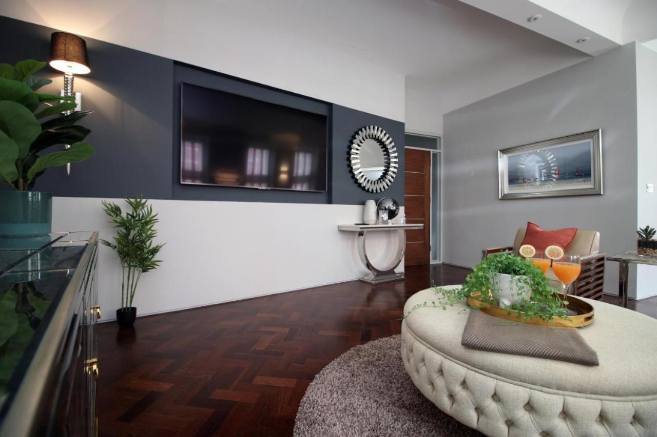 Apartment Cohost Partners Stylish With King Bed And Luxury Tub Swansea